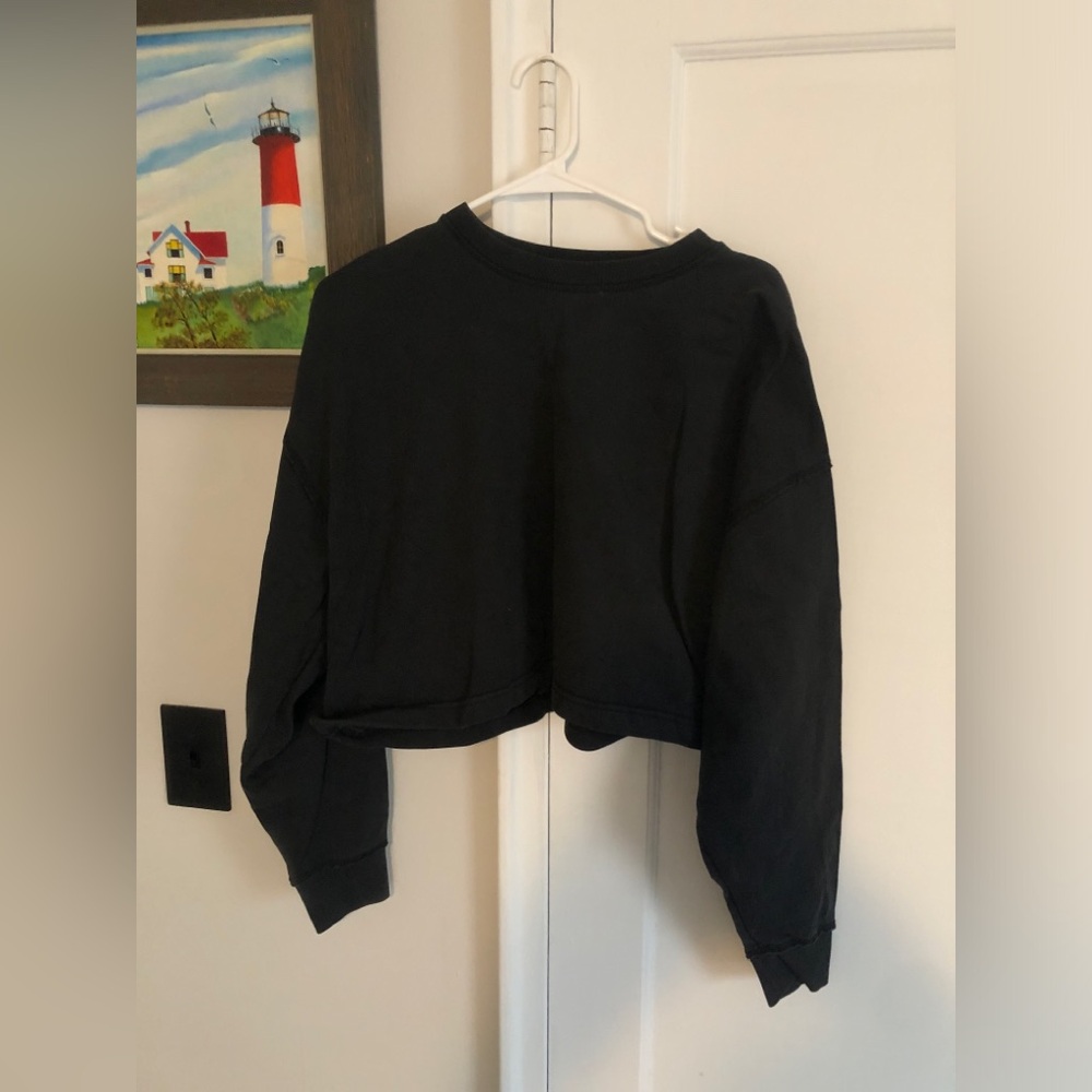 Black Levi’s Cropped crewneck